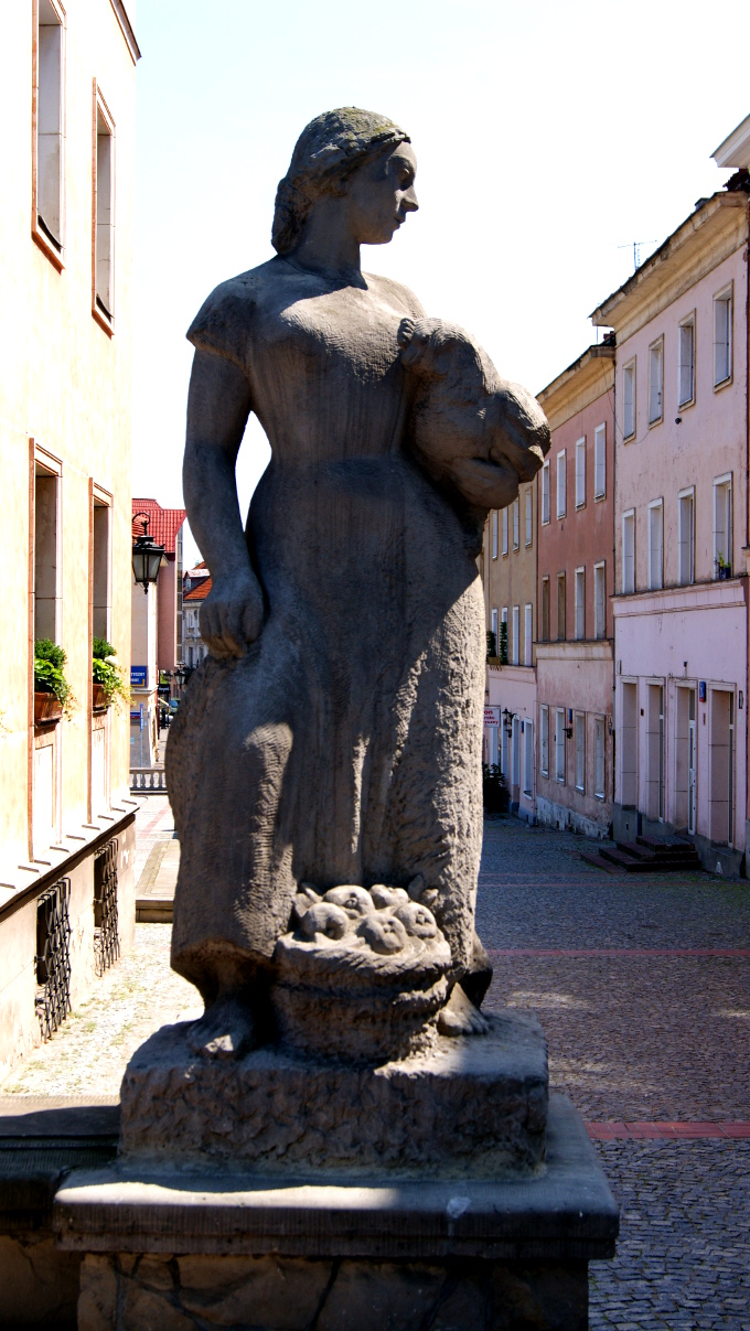 Zdarzają się jednak utrzymane w tej stylistyce rzeźby