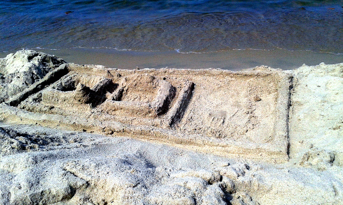 Niektórzy blogerzy podejmują rozpaczliwe próby utrwalenia w piasku zwiedzonego po drodze zamku w Malborku