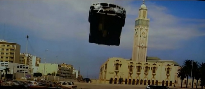 Jakże smutno musi wyglądać ten meczet bez latającego BMW na horyzoncie.