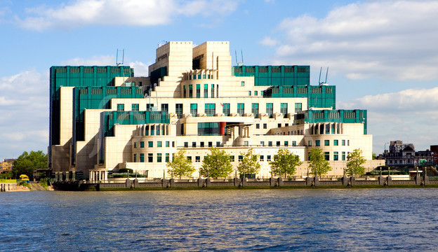 Spójrzmy dla odmiany, jak wygląda siedziba MI6 bez dziury w ścianie