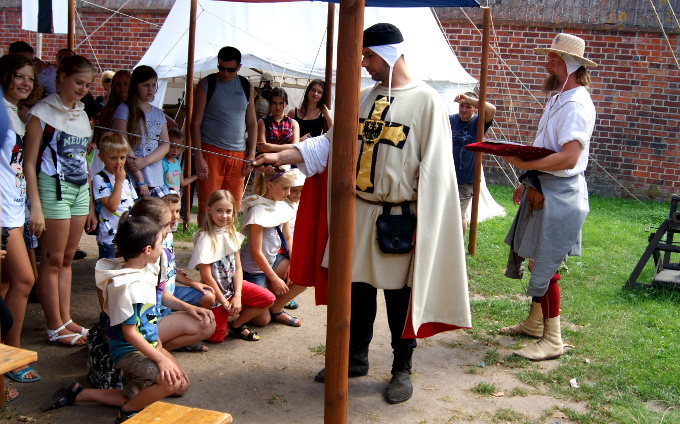 Zarząd Malbork szkoli młodych rycerzy, by bronili twierdzy przed produkcjami TVP