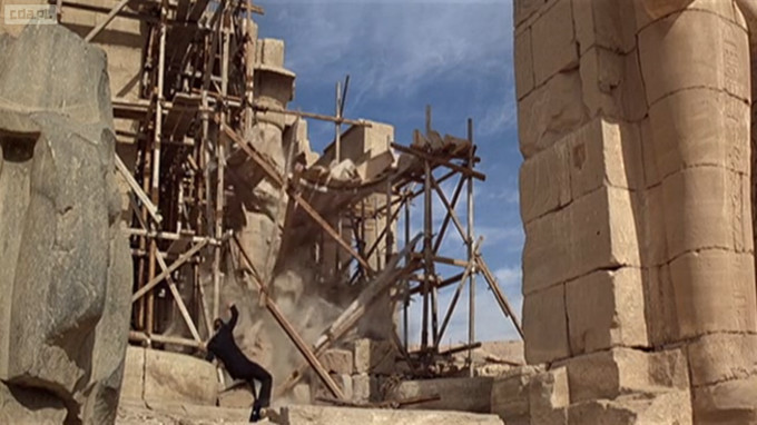 Roger Moore jako 997 "zwiedza" Karnak